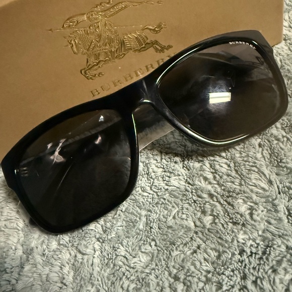 Burberry sunglasses - Picture 1 of 9